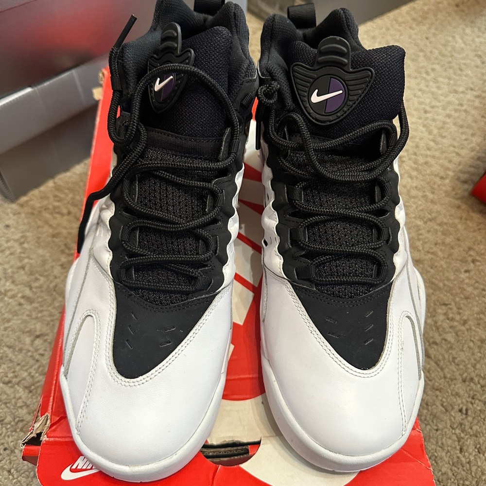 Nike Mens Black and White Sneakers